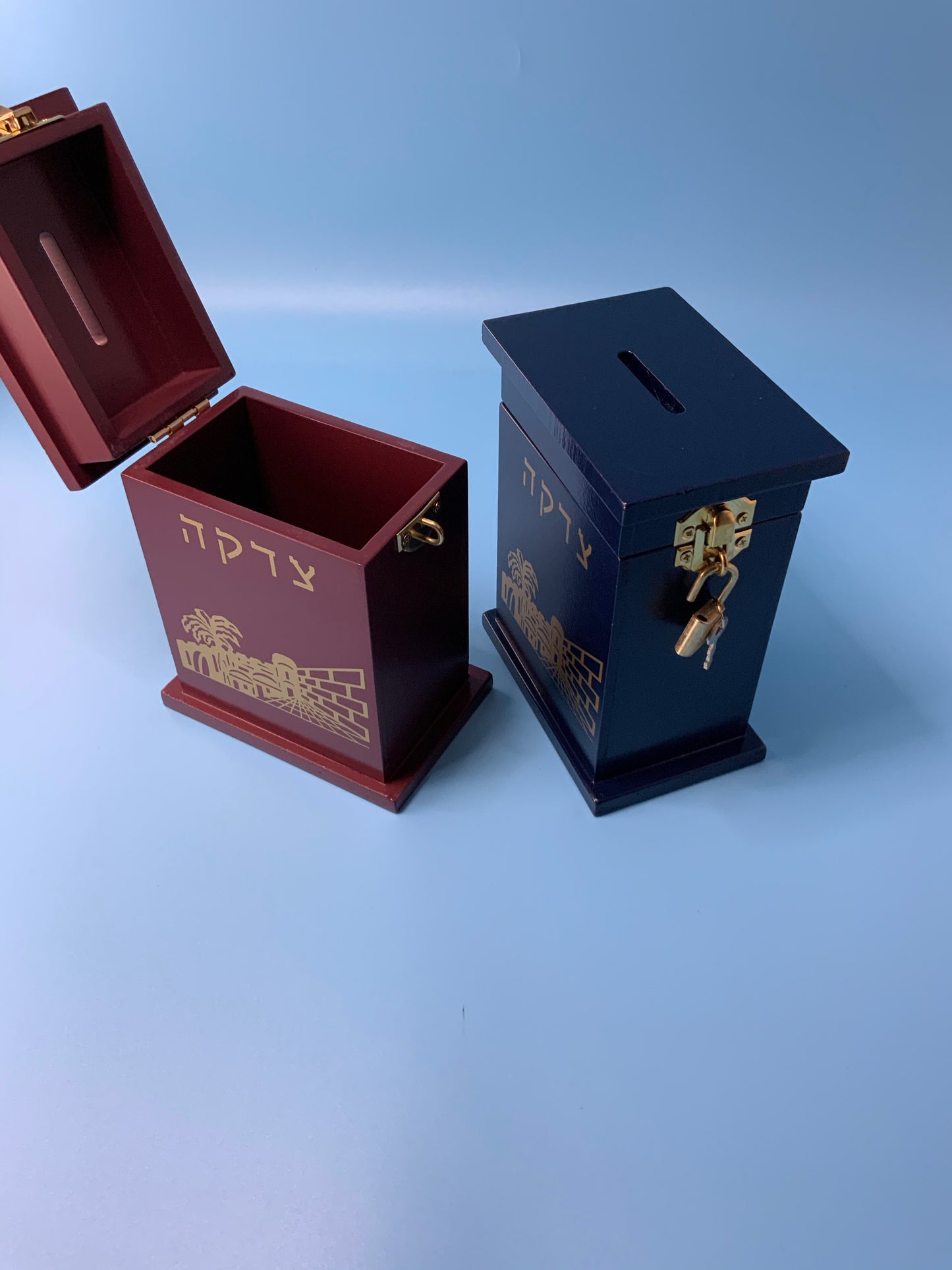 Caja tzedakah de madera