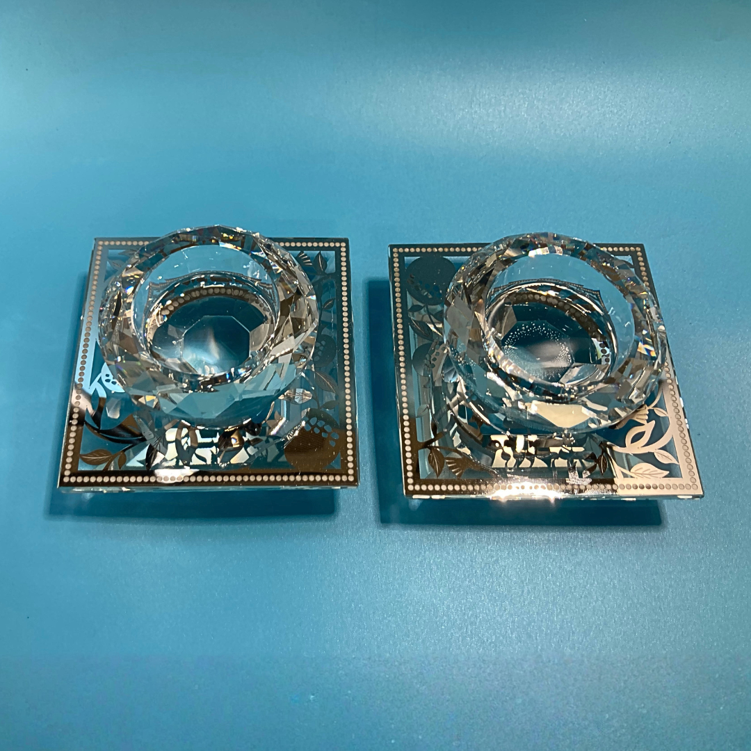 Candelabros Finos con Inscripción en Metal