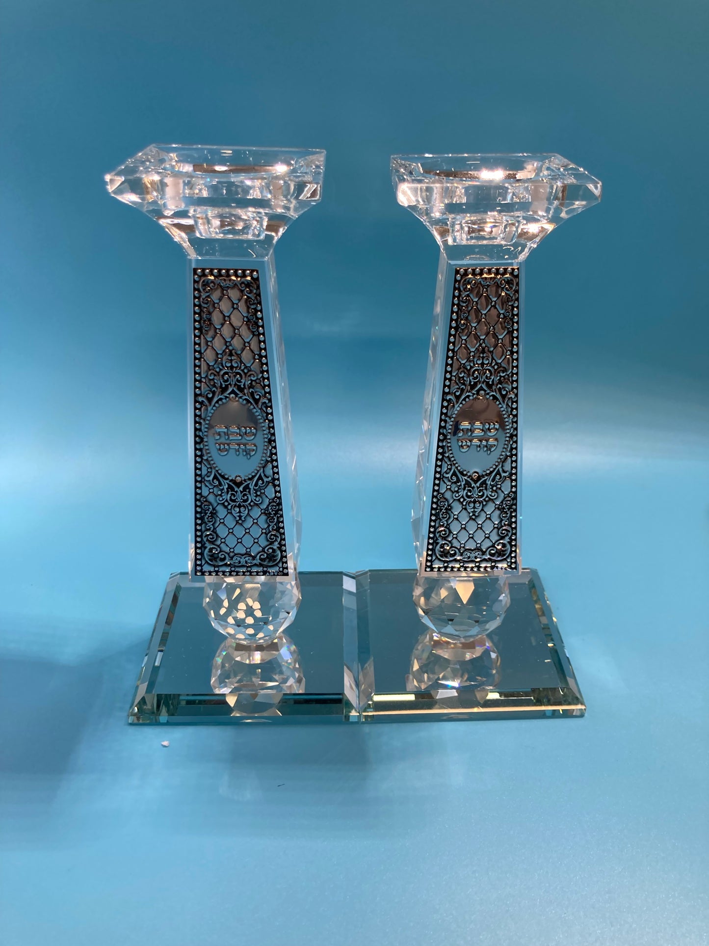 Candelabros anchos, Shabbat Santo